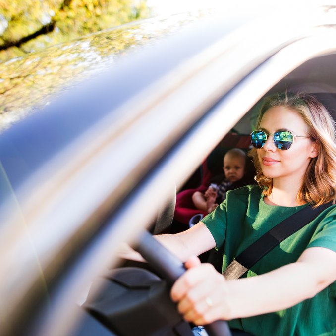 Jonge vrouw en kind in auto